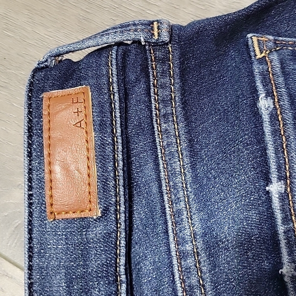 A&F Harper Ankle Distressed Jeans Size 24W/00 Short - Picture 3 of 5